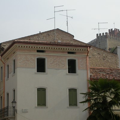 decorazione sottogronda palazzo centro storico Verona